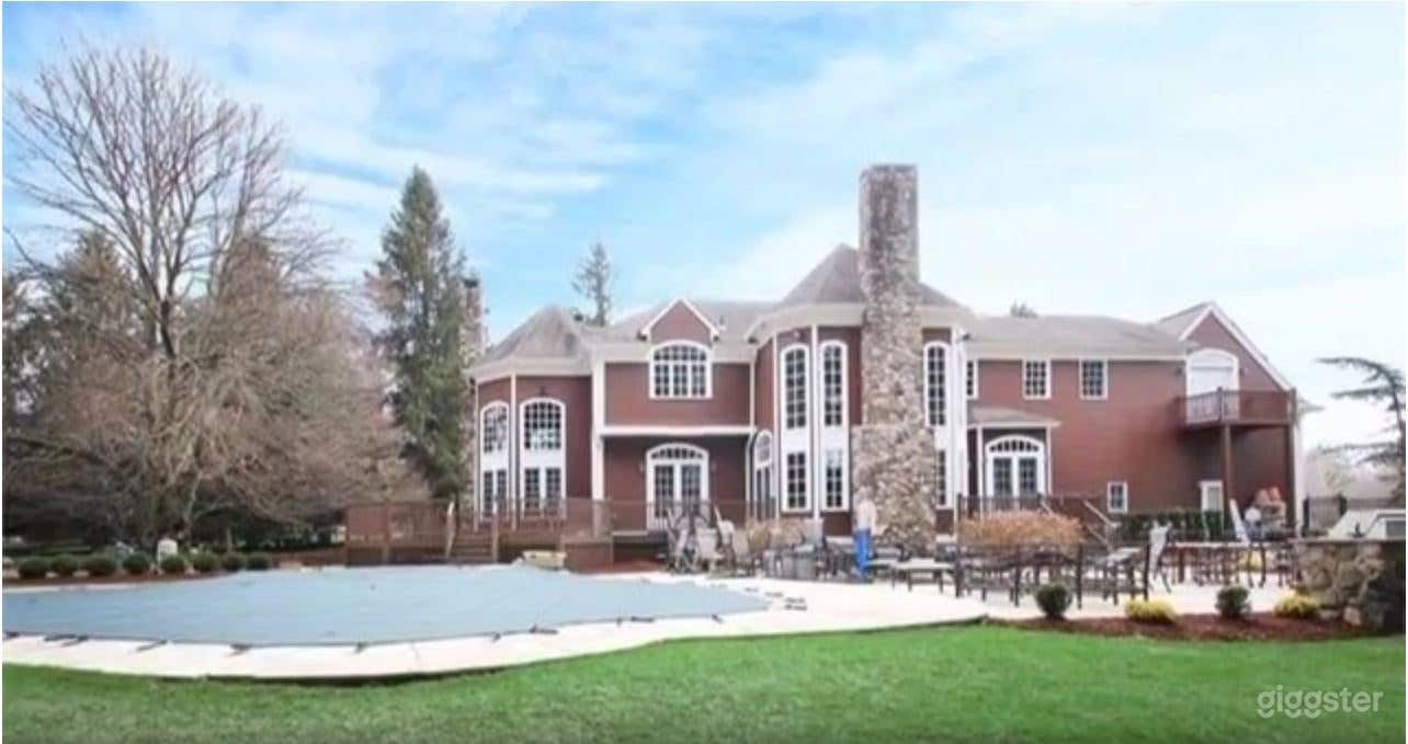 Large upscale home with elegant library Photo 1