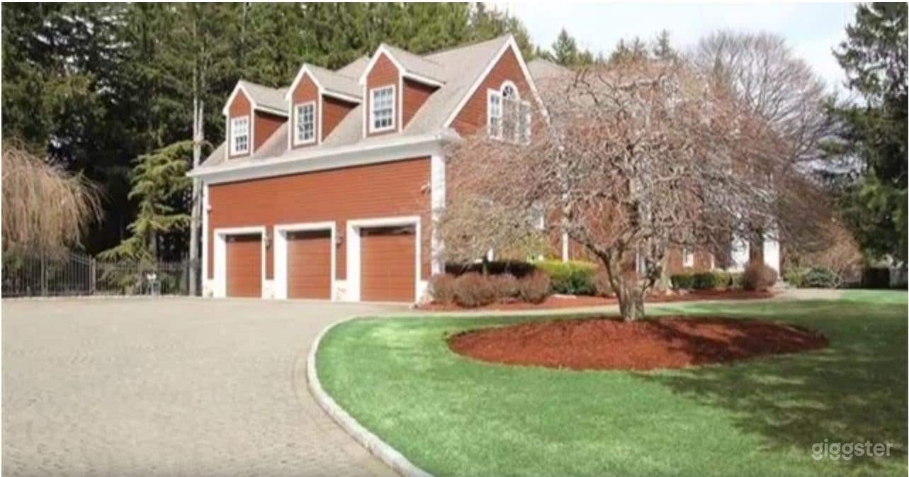 Large upscale home with elegant library Photo 3