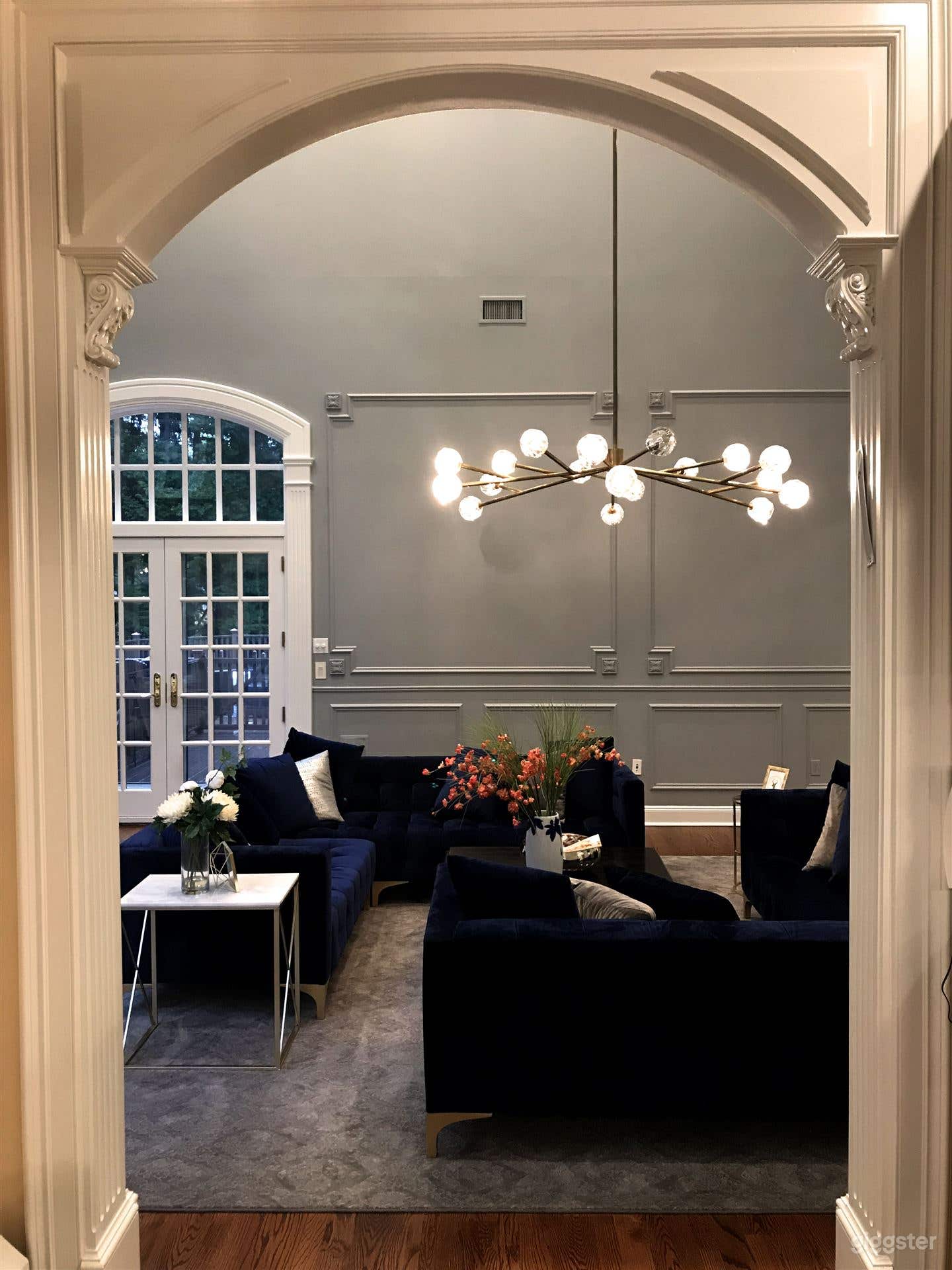 Large upscale home with elegant library Photo 4