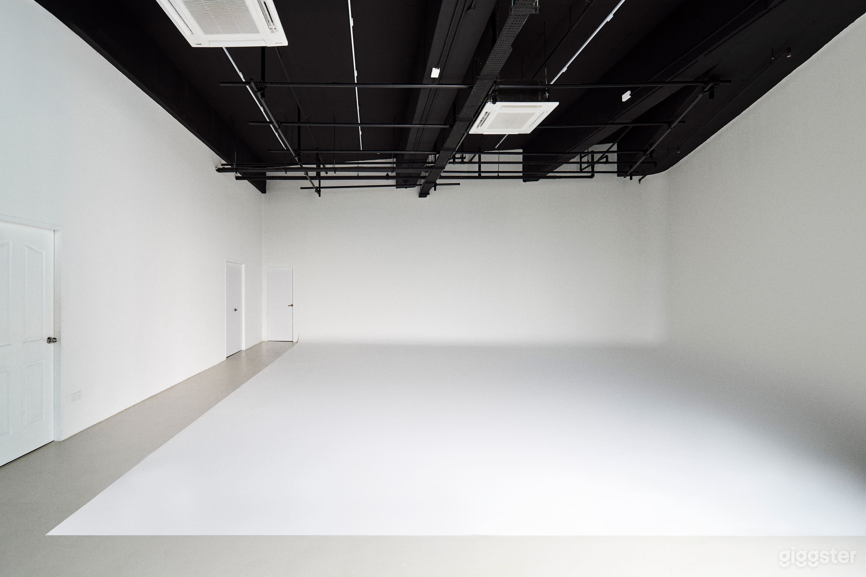 Large Cyclorama Studio with Ceiling Truss for Photo & Video Photo 1