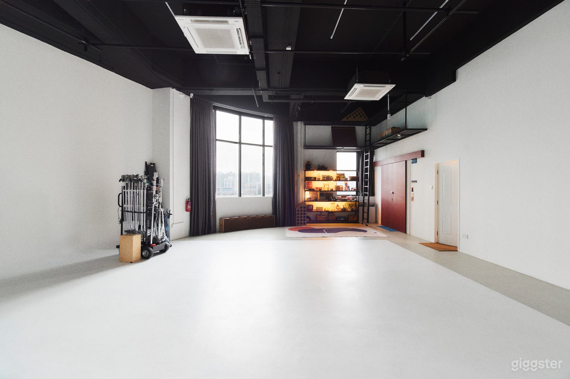 Large Cyclorama Studio with Ceiling Truss for Photo & Video Photo 2