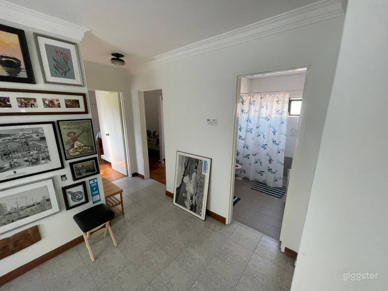  Well-maintained Apartment with eclectic art 