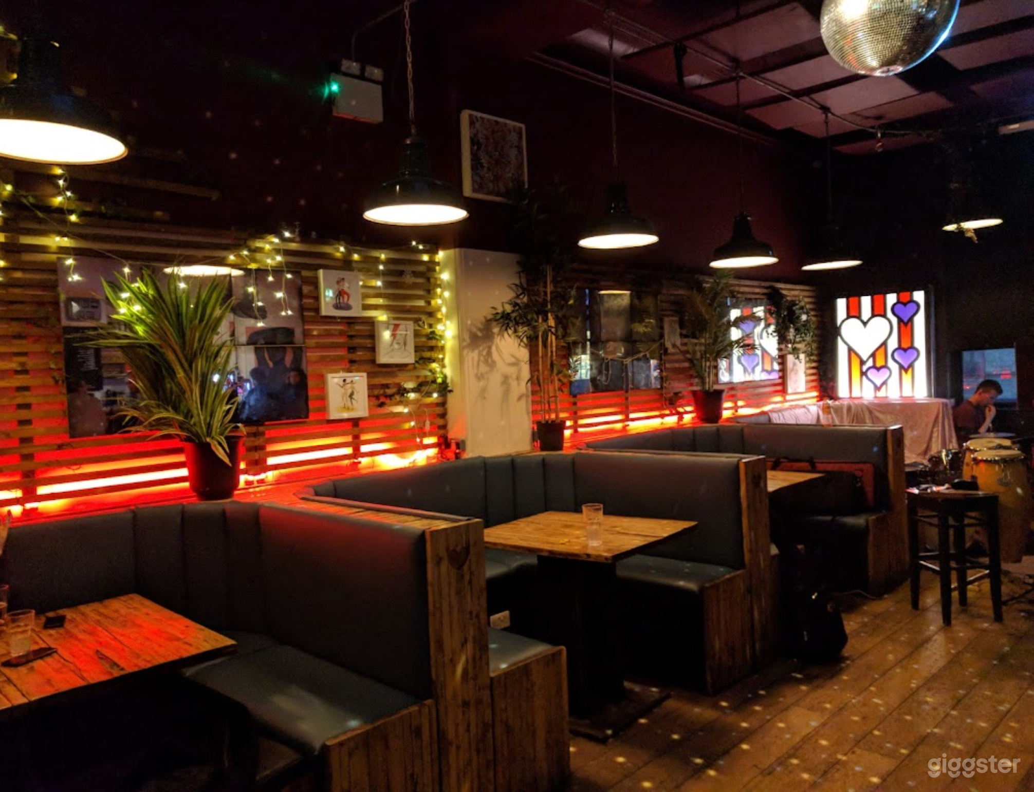 Cozy and Welcoming Bar in Bristol Photo 3