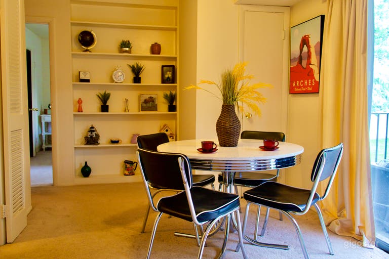  Conjunto de comedor con estanterías 