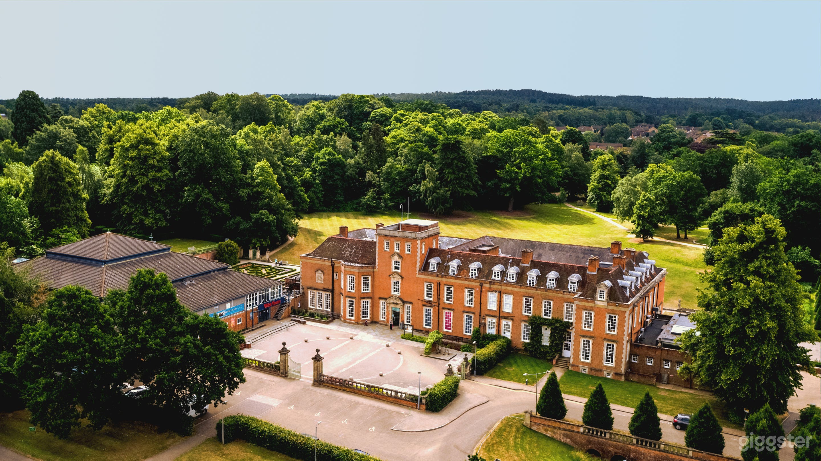 Manor House surrounded by Parklands 
