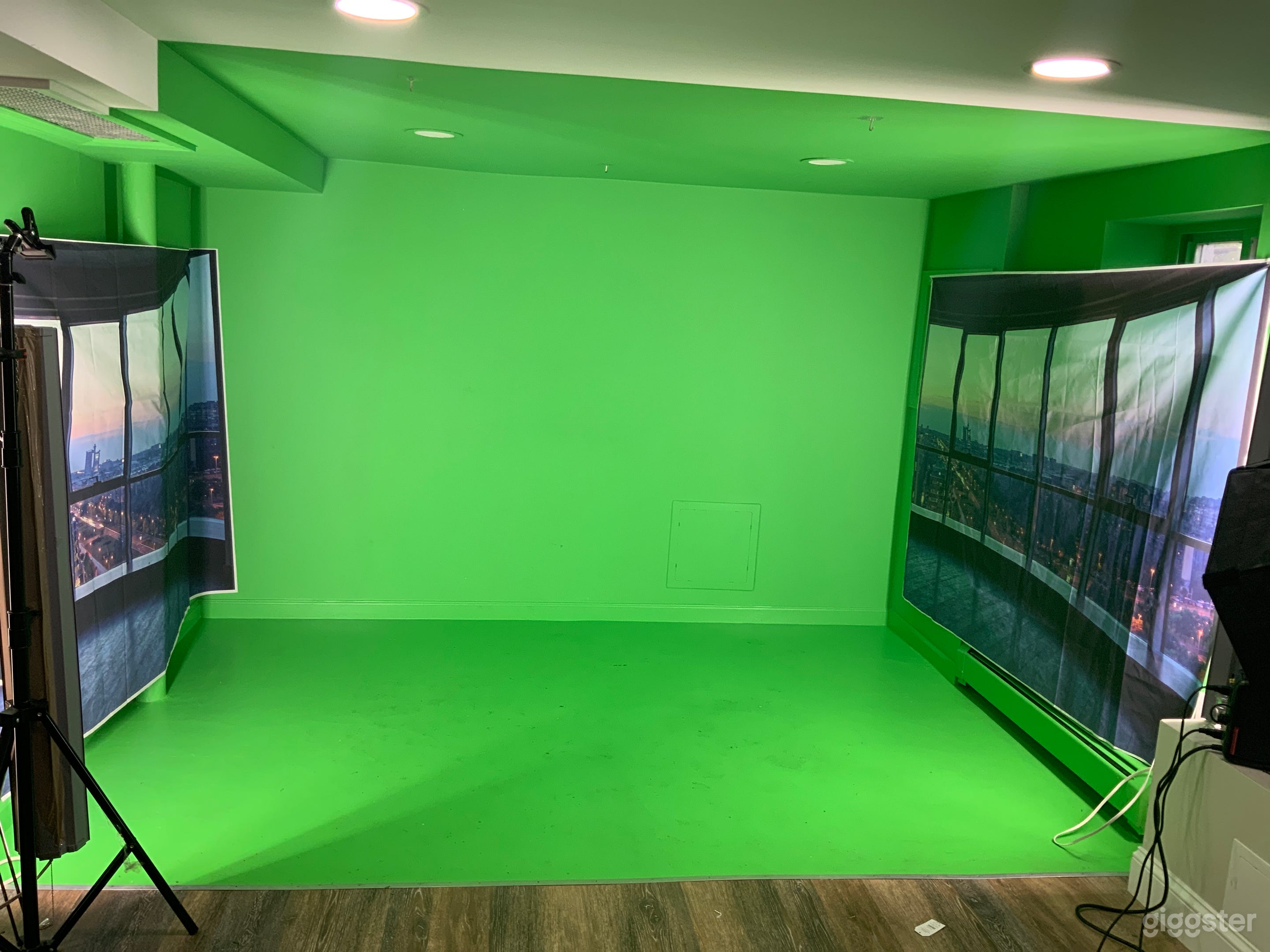 Cozy Compact Green Screen Studio Photo 1