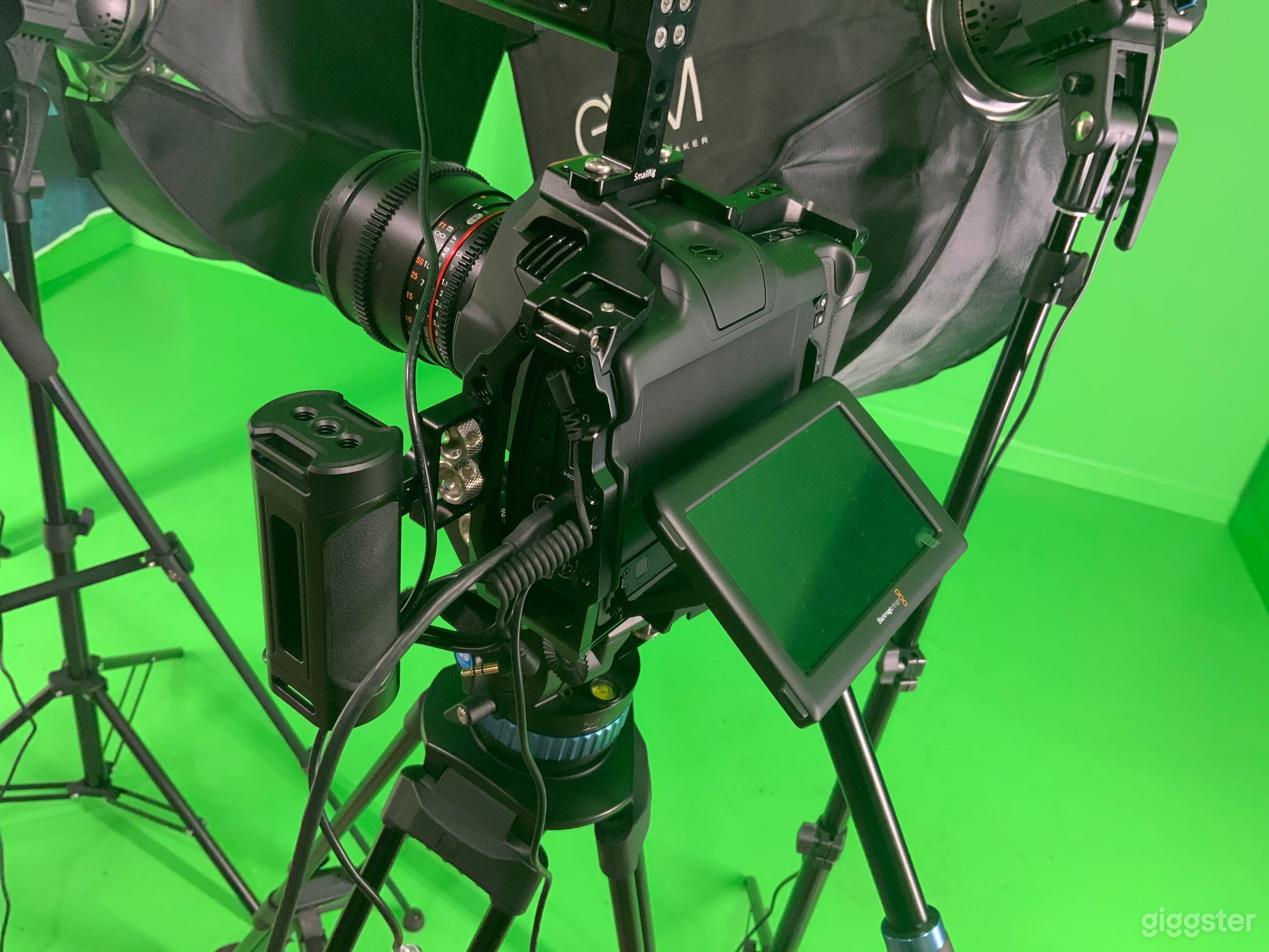 Cozy Compact Green Screen Studio Photo 4