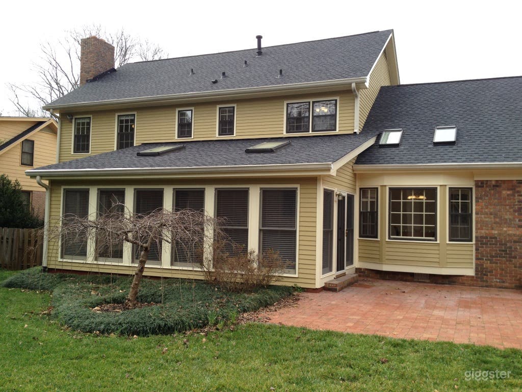 Chef's Kitchen Dunwoody home w/ large sports room Photo 3