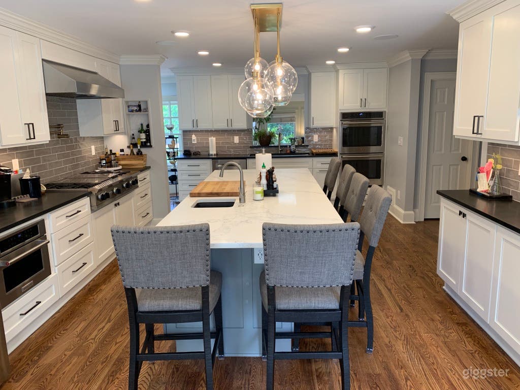 Chef's Kitchen Dunwoody home w/ large sports room Photo 2