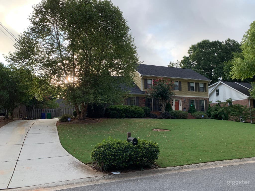 Chef's Kitchen Dunwoody home w/ large sports room Photo 4