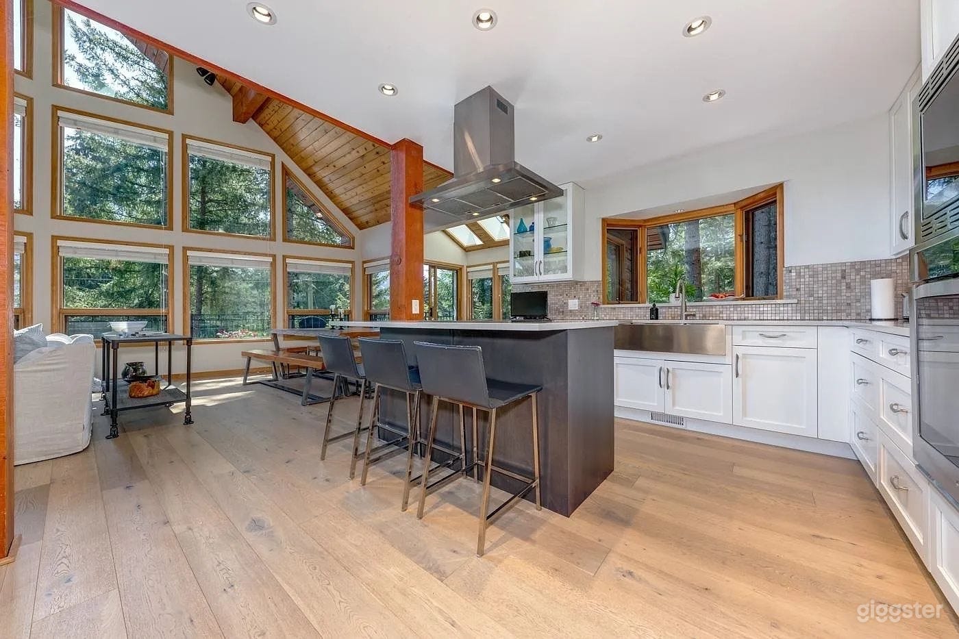 Bright Chalet with Mountain Views Photo 3