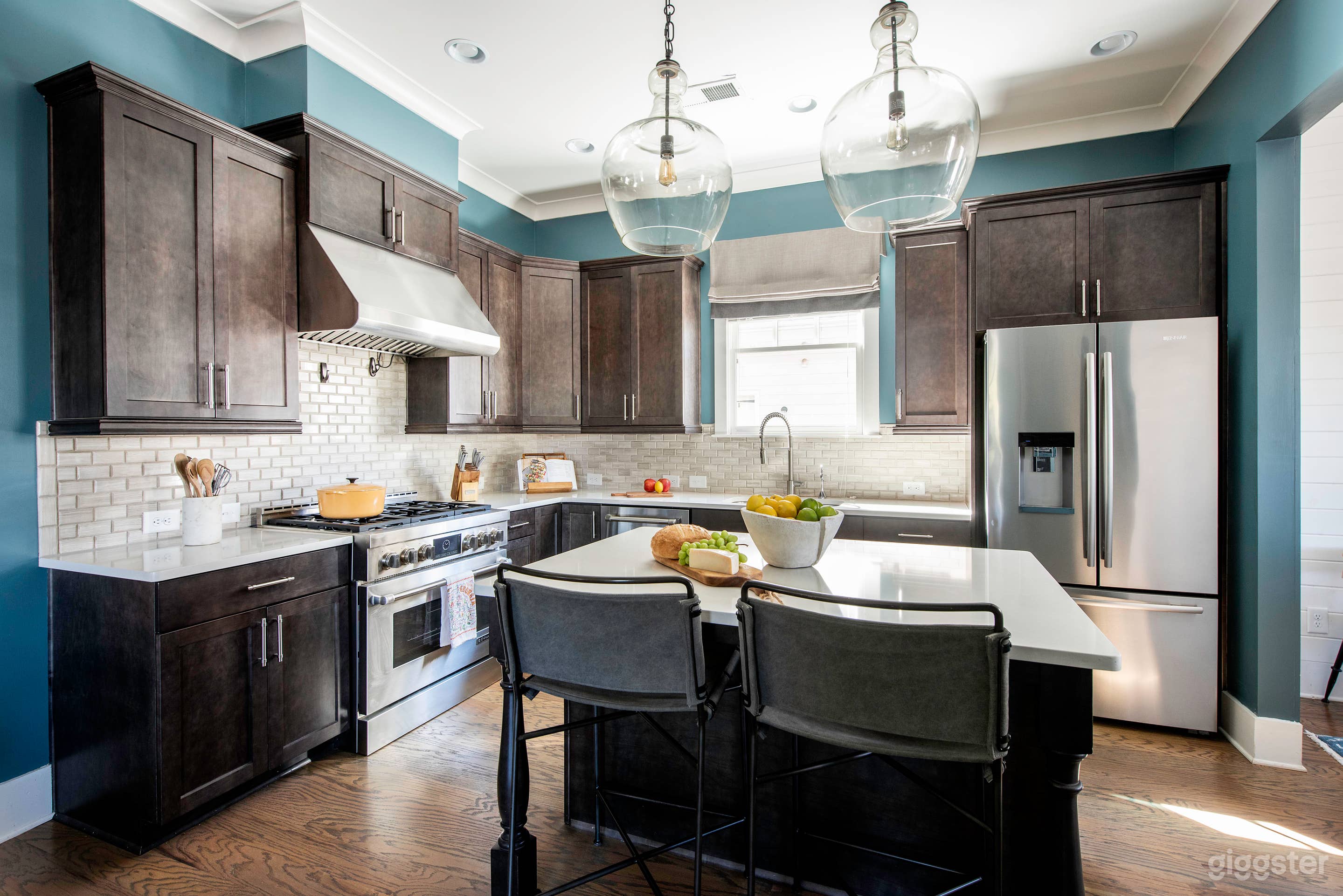 Jungle Boungie | Modern and Vibrant Furnished Rent Photo 2