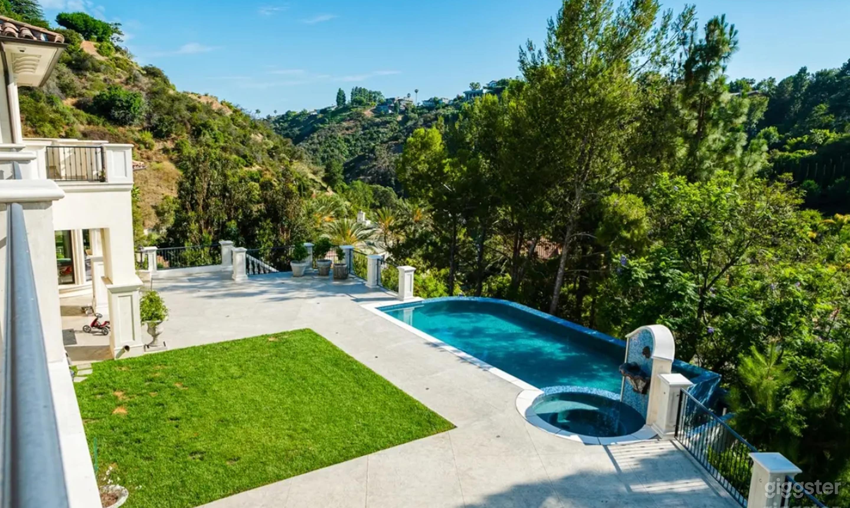Elegant Infinity Pool & Jacuzzi with Fountain Feature Photo 4