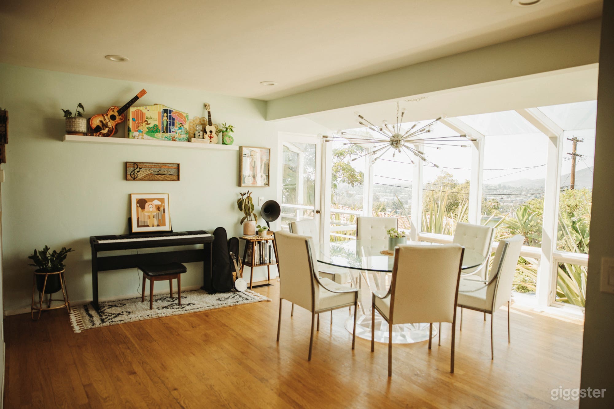 Mid-Century Modern Gem w/ Glass Walls, Pool &amp; Views Photo 3