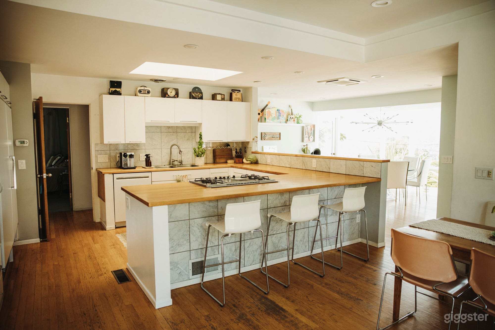 Mid-Century Modern Gem w/ Glass Walls, Pool &amp; Views Photo 4