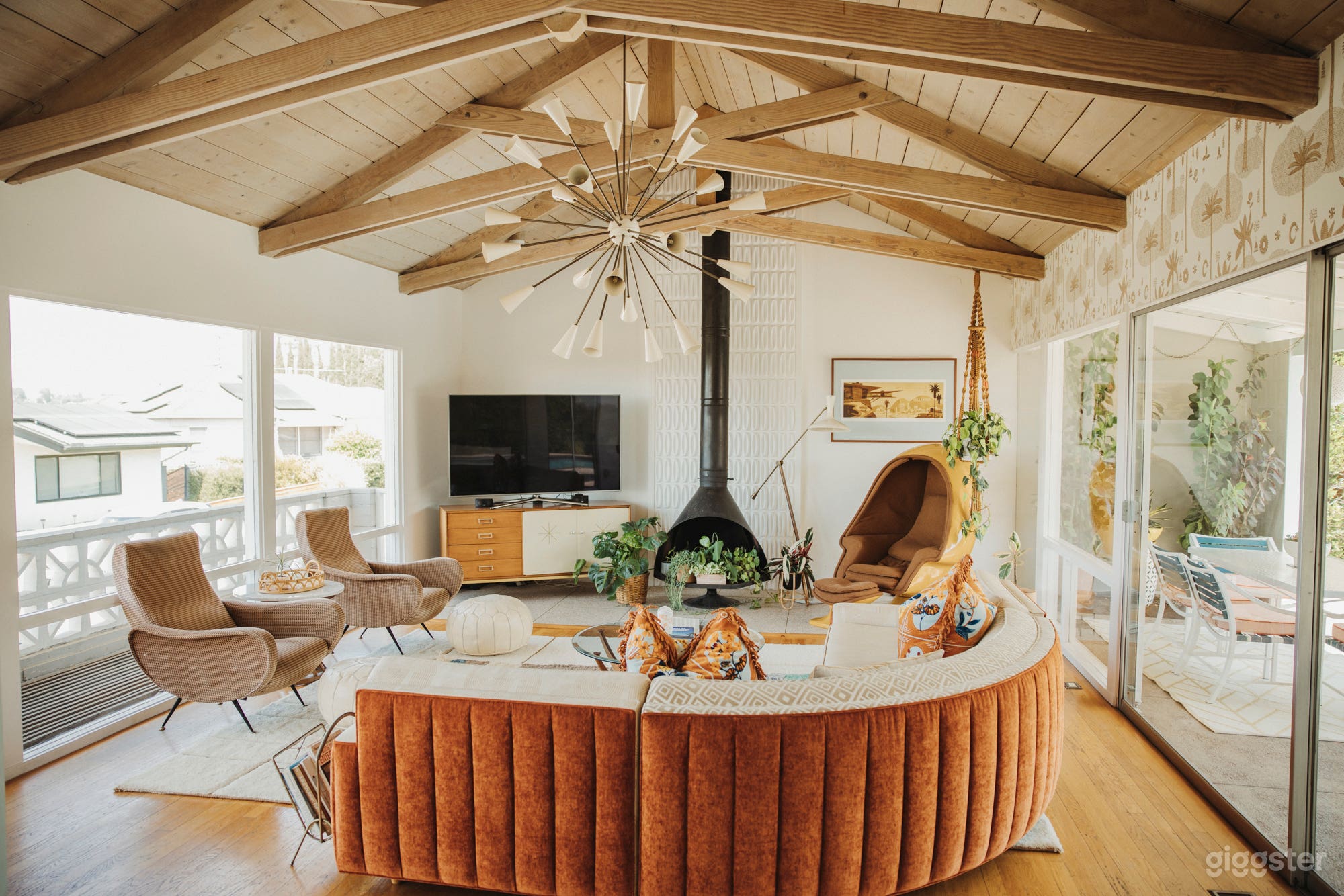 Mid-Century Modern Gem w/ Glass Walls, Pool &amp; Views Photo 1