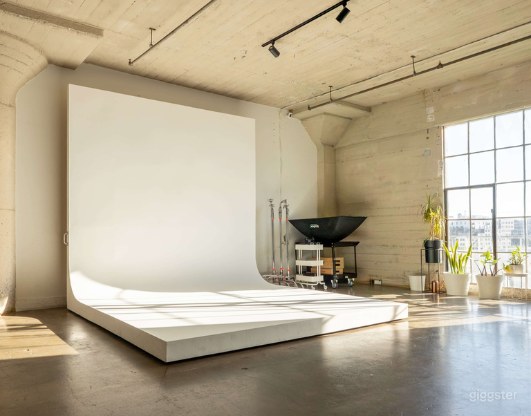  Bright, Natural Light Studio with Equipment and AC DTLA 02 