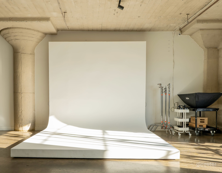  Bright, Natural Light Studio with Equipment and AC DTLA 02 