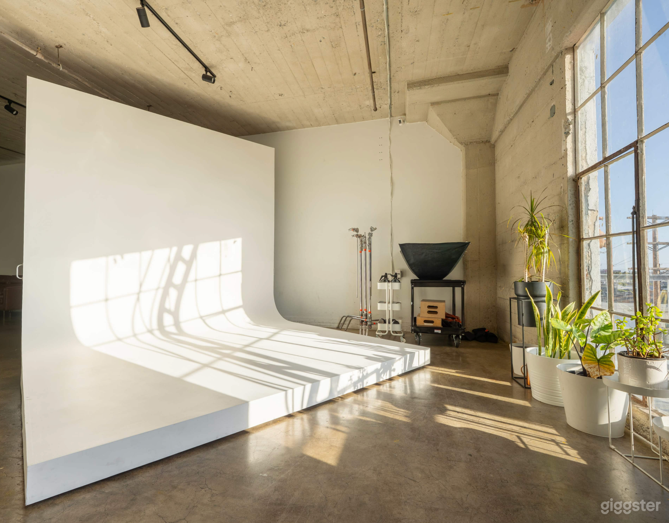 Bright, Natural Light Studio with Equipment and AC DTLA 02 Photo 3