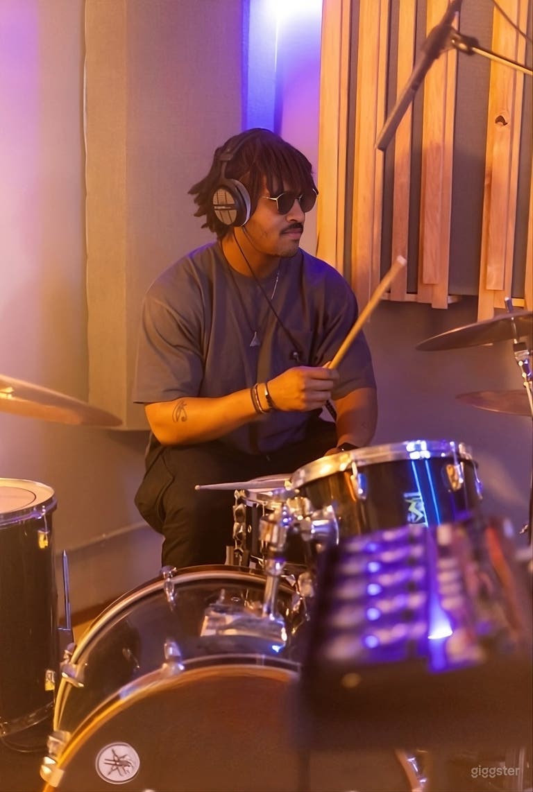  Studio B | Live Music Tracking Studio with Instruments 