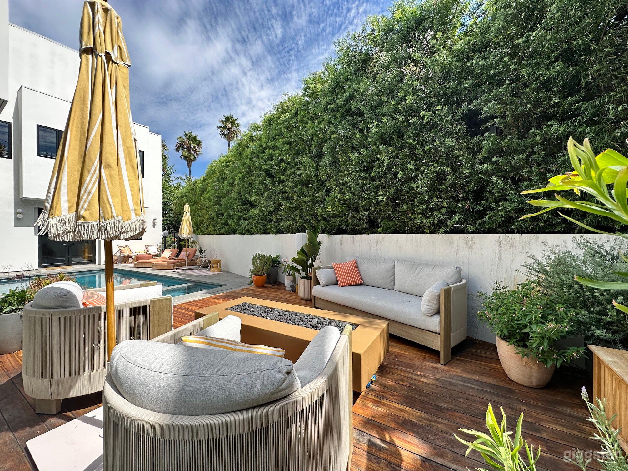 Boutique Hotel Style Pool &amp; Garden in Silverlake Photo 3