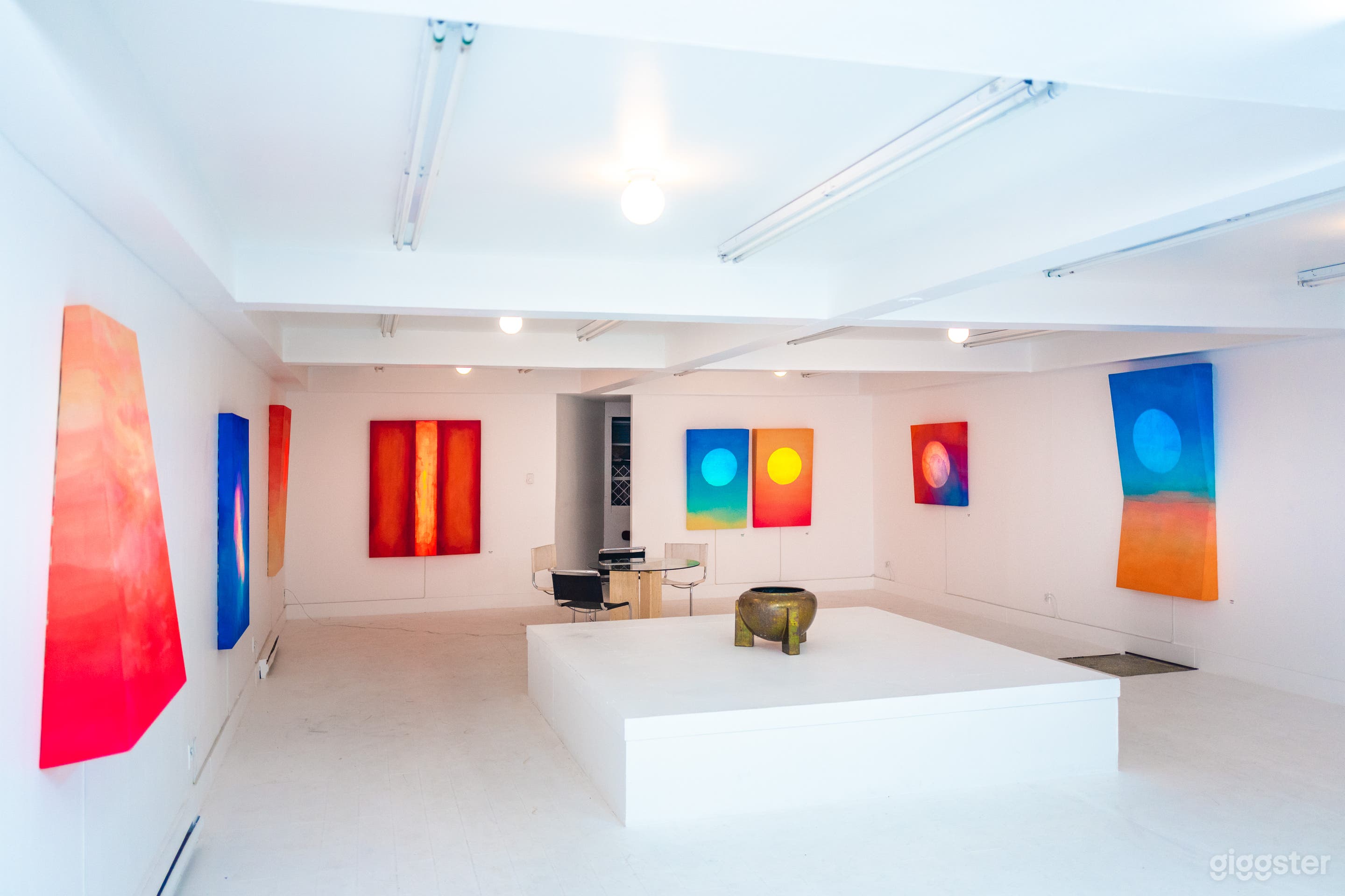 Hypnotizing White Box Gallery in the Mile End Photo 4