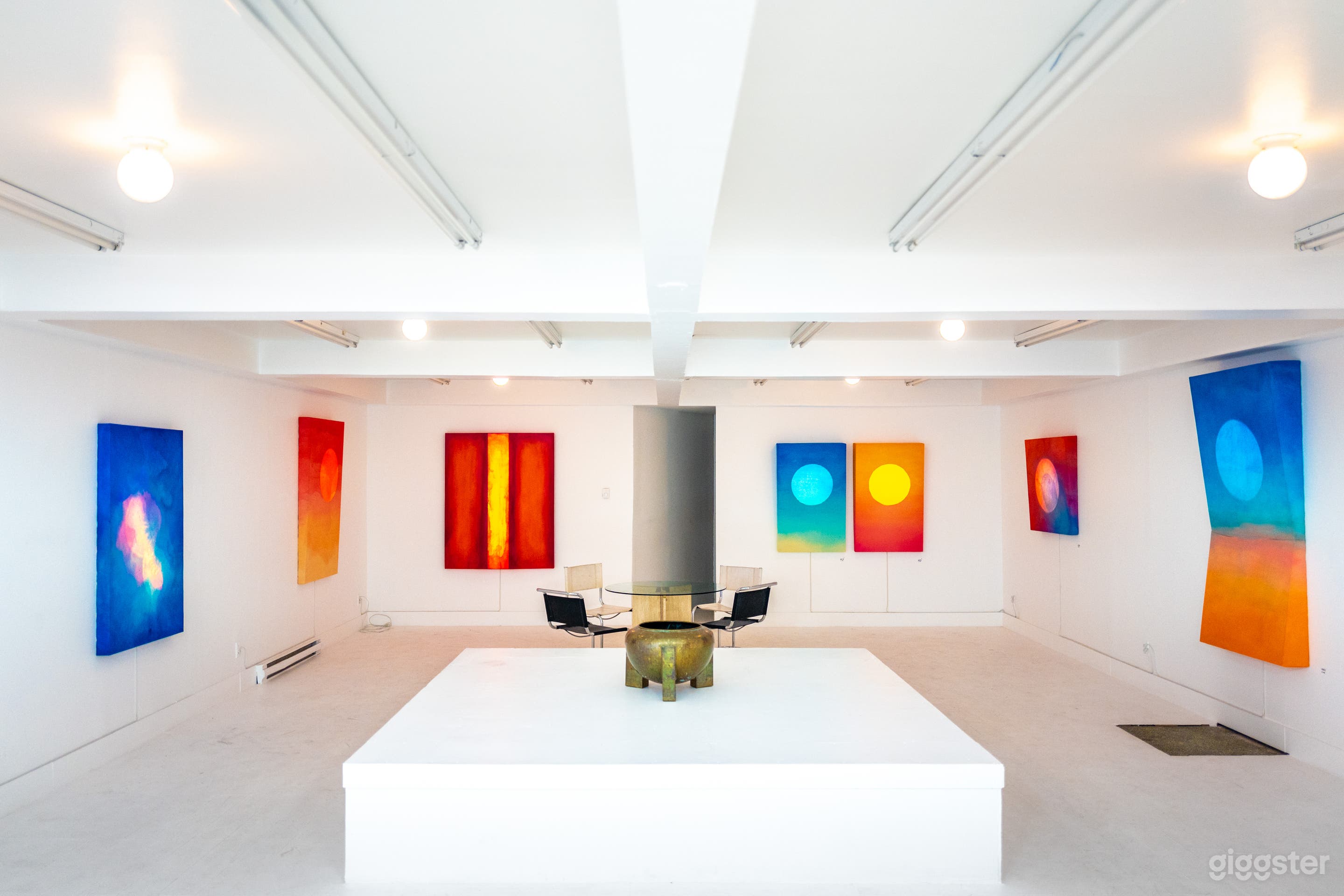 Hypnotizing White Box Gallery in the Mile End Photo 1