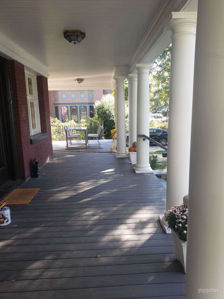  Front Porch w/Columns 