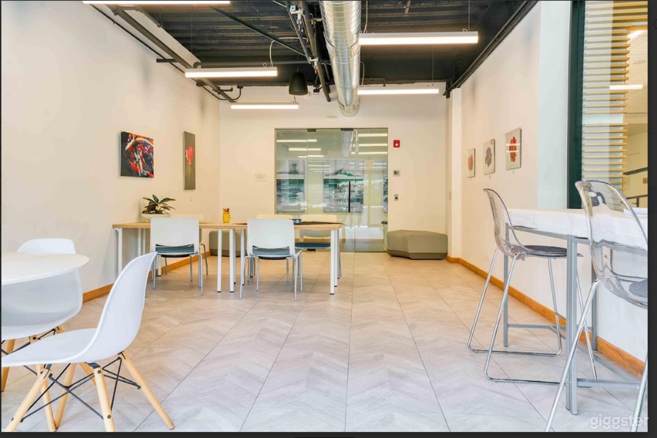  Welcome to the Film-Friendly Café  Photo 4