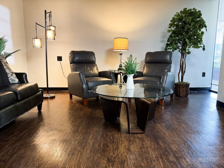  Livingroom Style Podcast Room / Waiting Room 