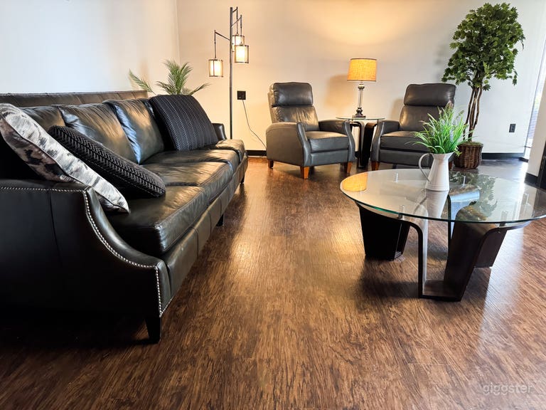  Livingroom Style Podcast Room / Waiting Room 