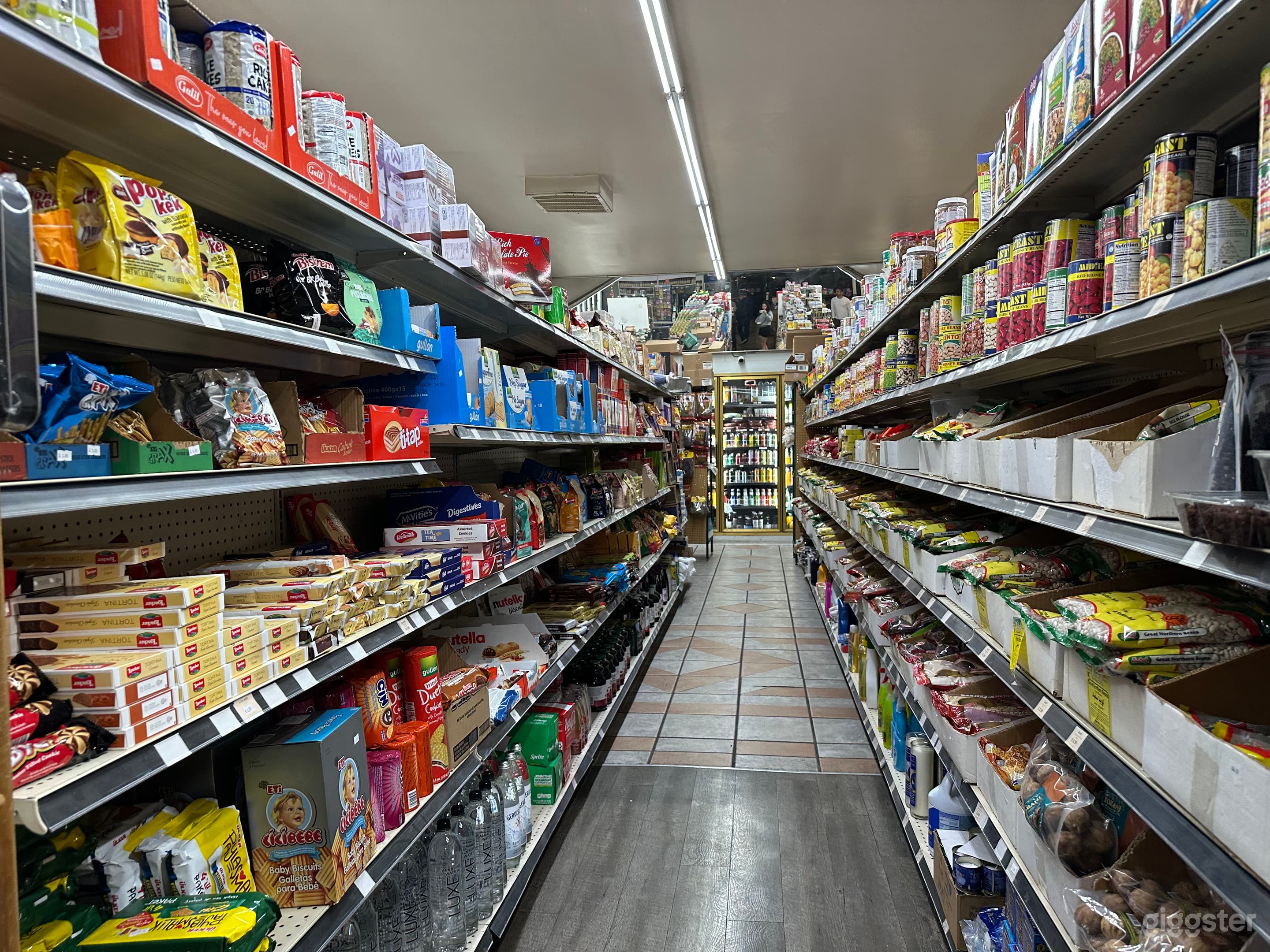 Large Grocery and Convenience store Photo 3