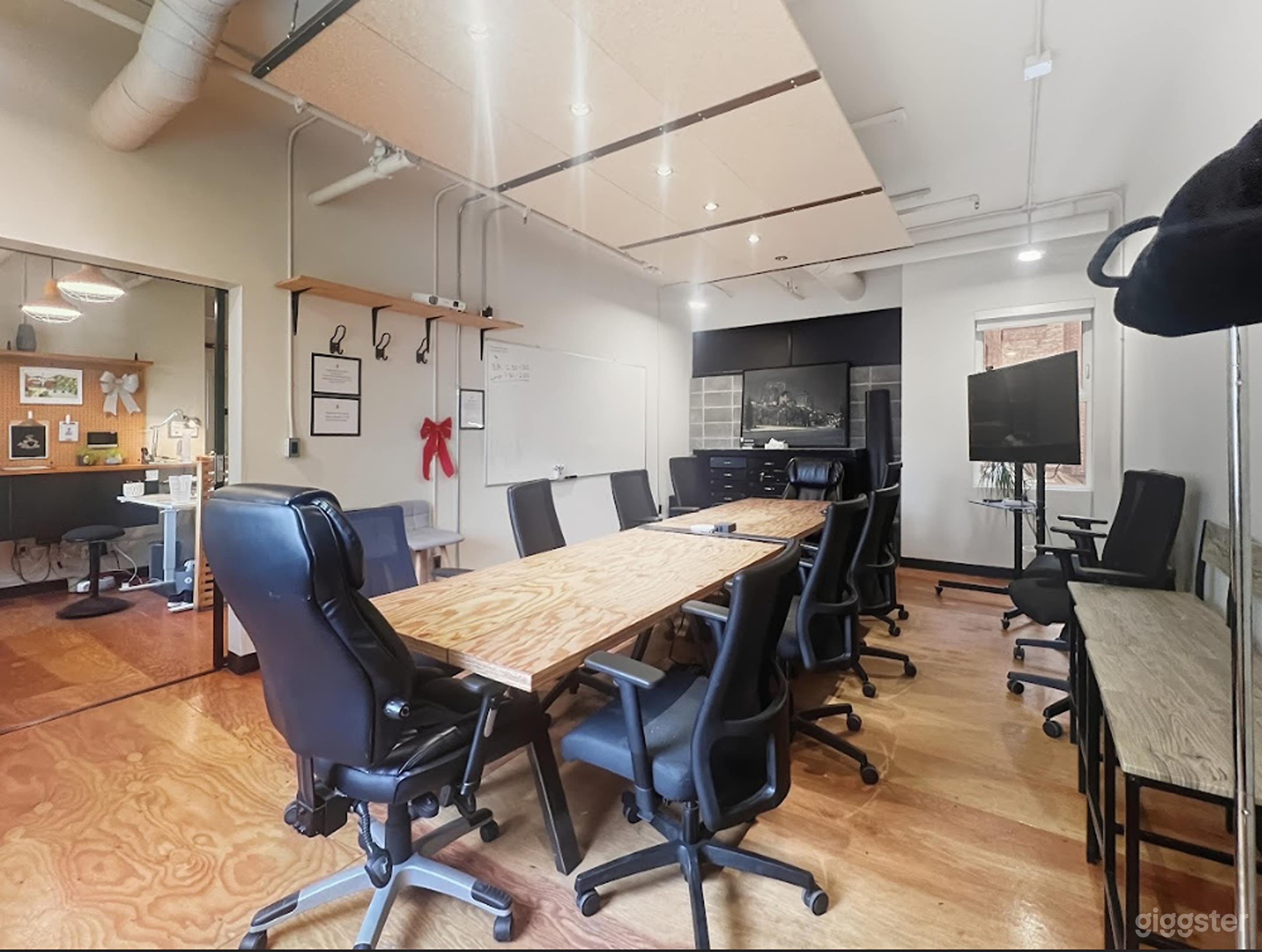 Spacious Boardroom Photo 3