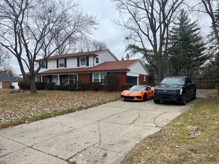  Hermosa casa con convertible Chevy 2023 y Ford Lightning 2022 disponibles para alquilar también 