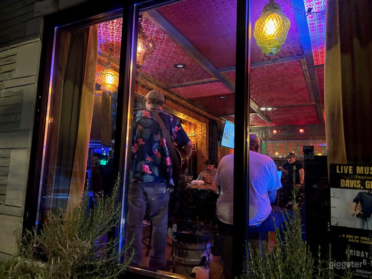  Neighborhood Bar with City View 