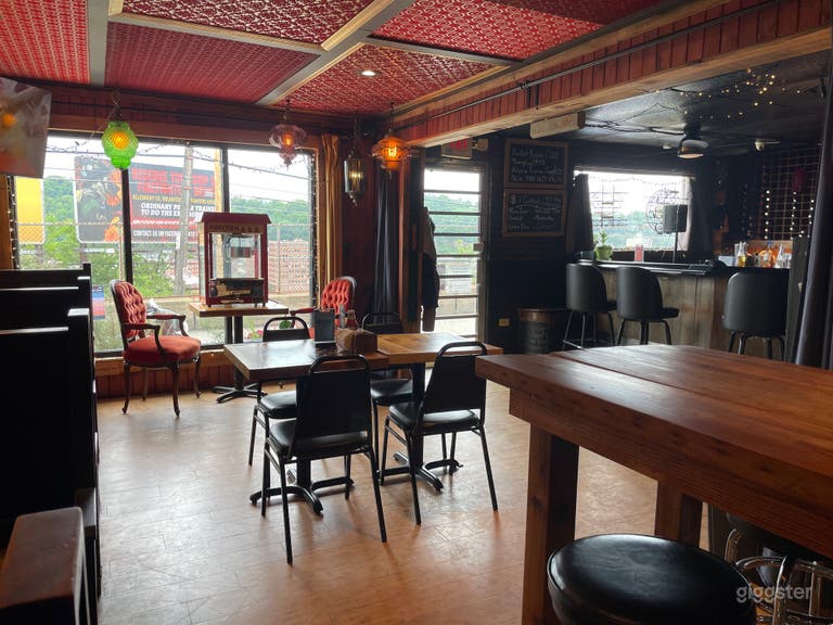  Neighborhood Bar with City View 