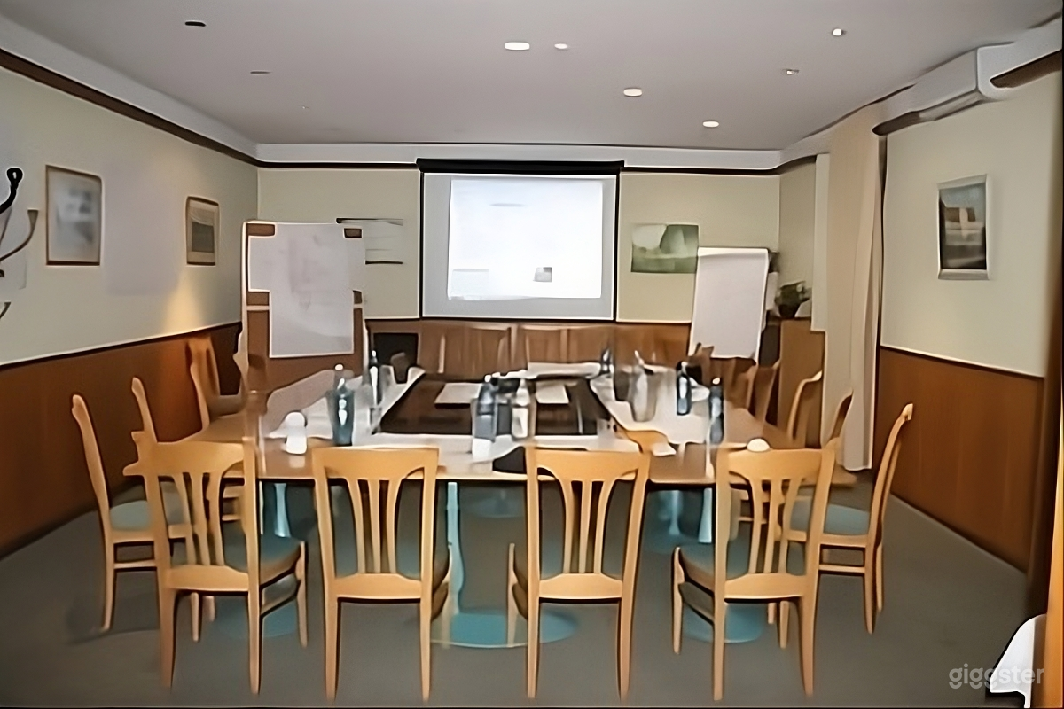 Traditioneller, holzgetäfelter Konferenzraum Foto 2