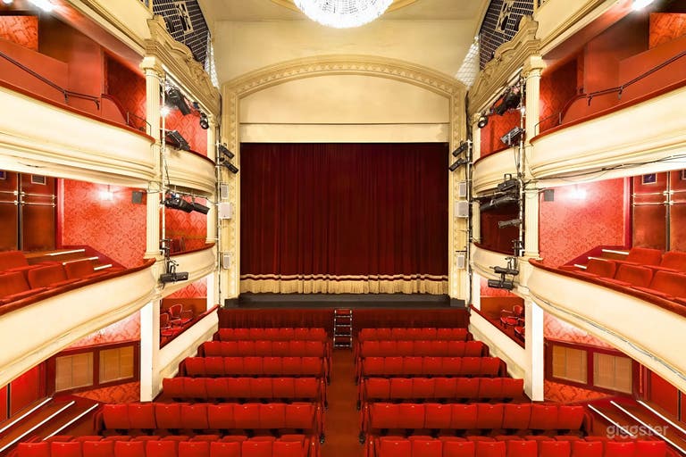  Der Große Saal - Kapazität von 715 Plätzen 