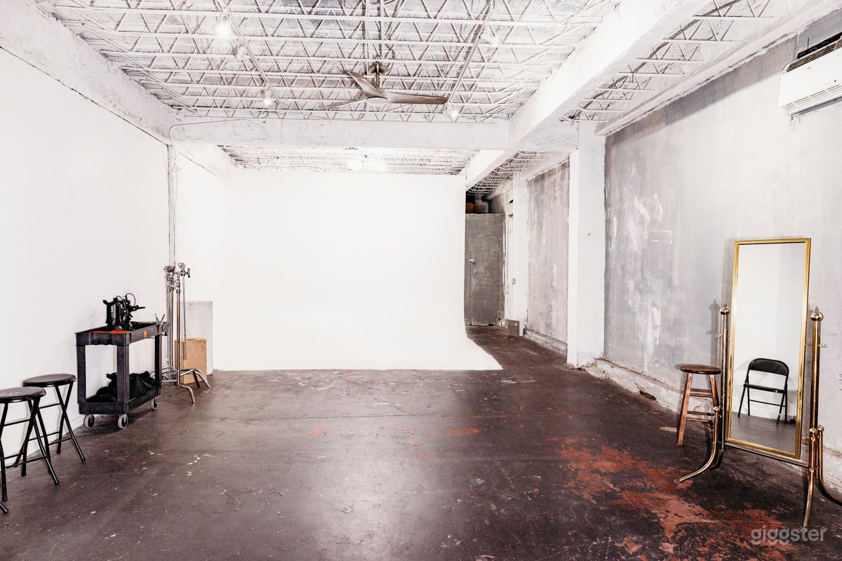 Cyclorama wall and industrial style with daylight  Photo 1