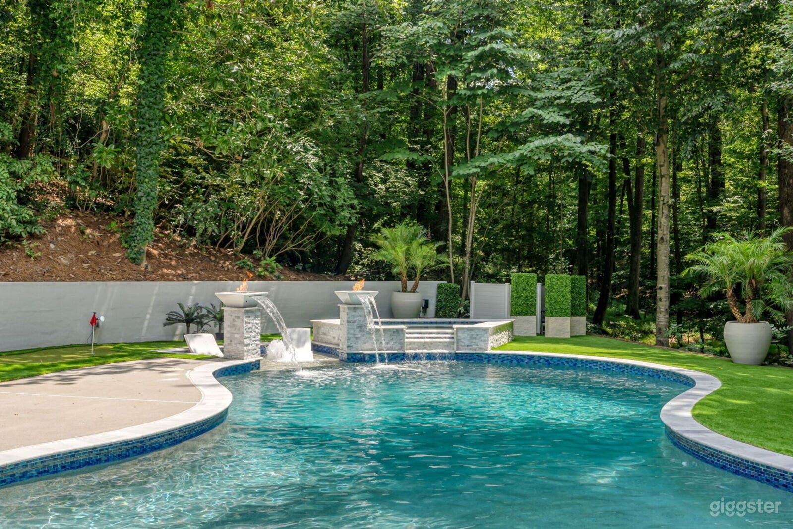 Heated Saltwater Pool with Fire &amp; Garden Oasis Photo 4