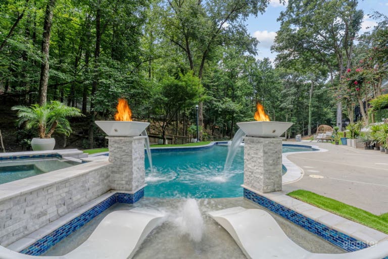  Heated Saltwater Pool with Fire & Garden Oasis 