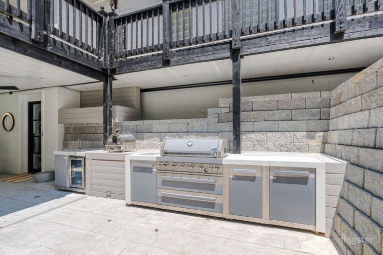  Heated Saltwater Pool with Fire & Garden Oasis 