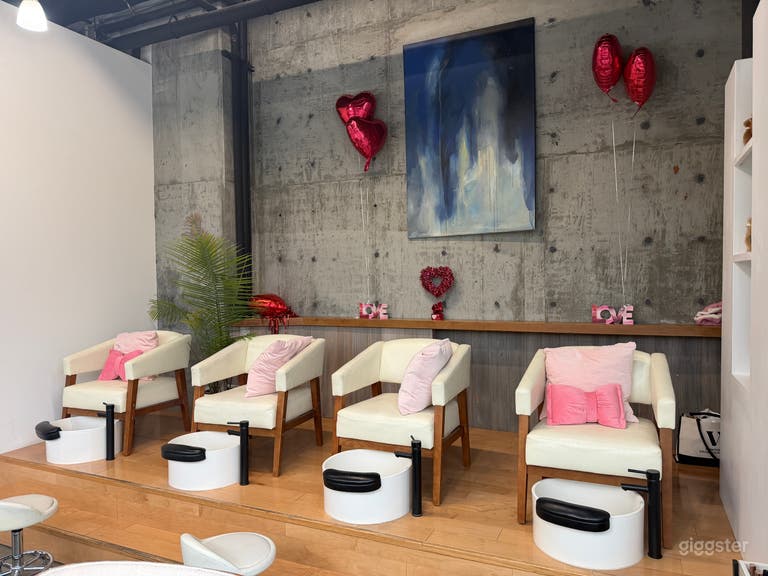  Salón de uñas moderno con abundante luz natural y diseño abierto 