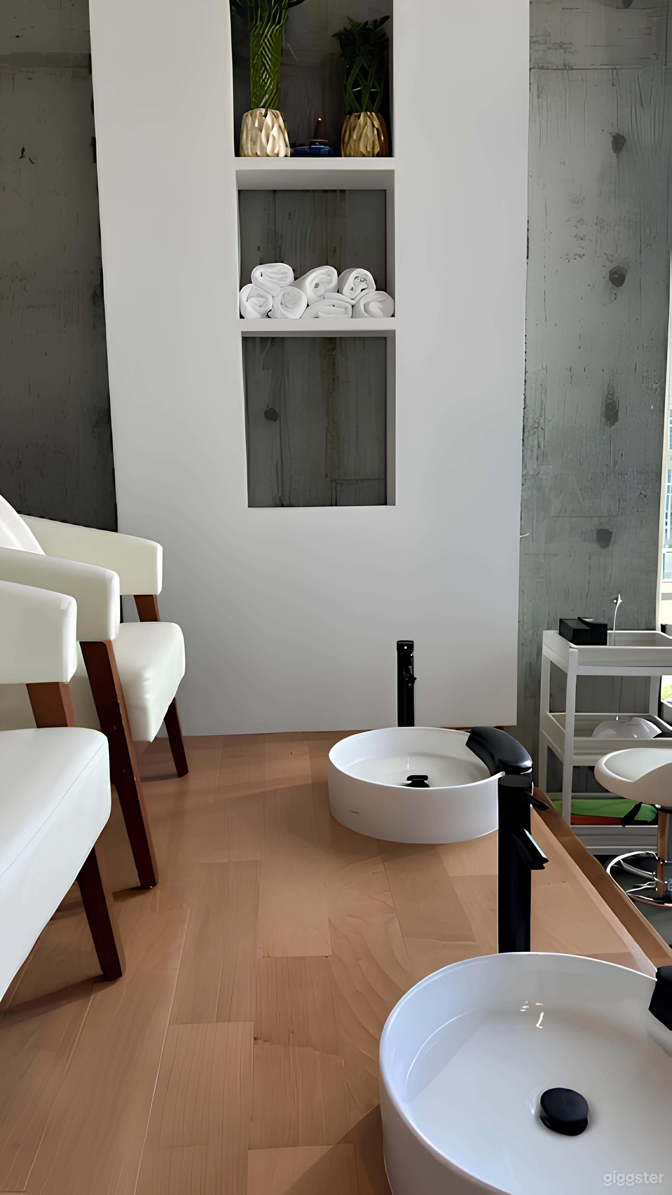 Foto di Salone per Unghie Moderno con Abbondante Luce Naturale e Layout Aperto 4