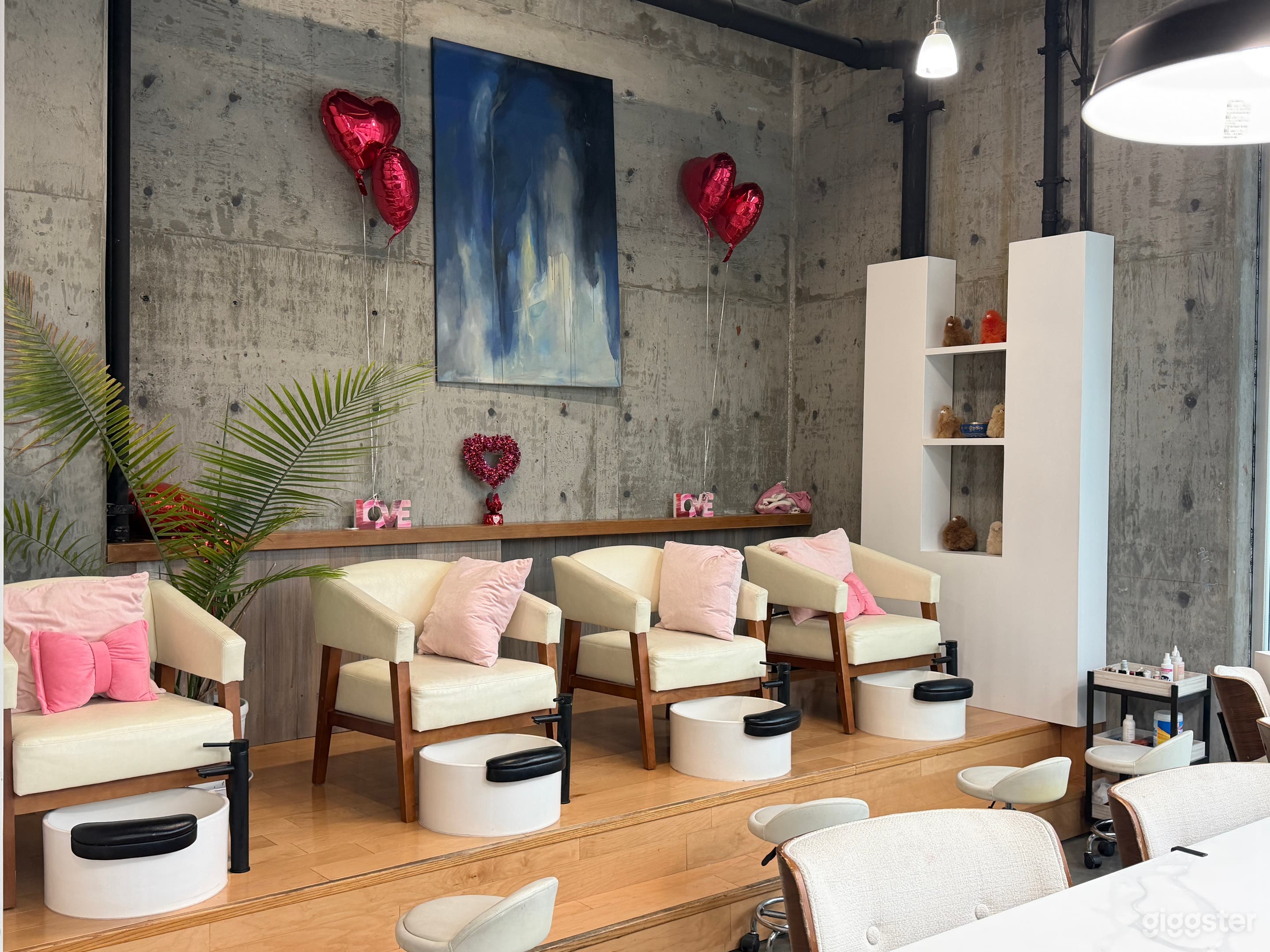 Foto di Salone per Unghie Moderno con Abbondante Luce Naturale e Layout Aperto 1