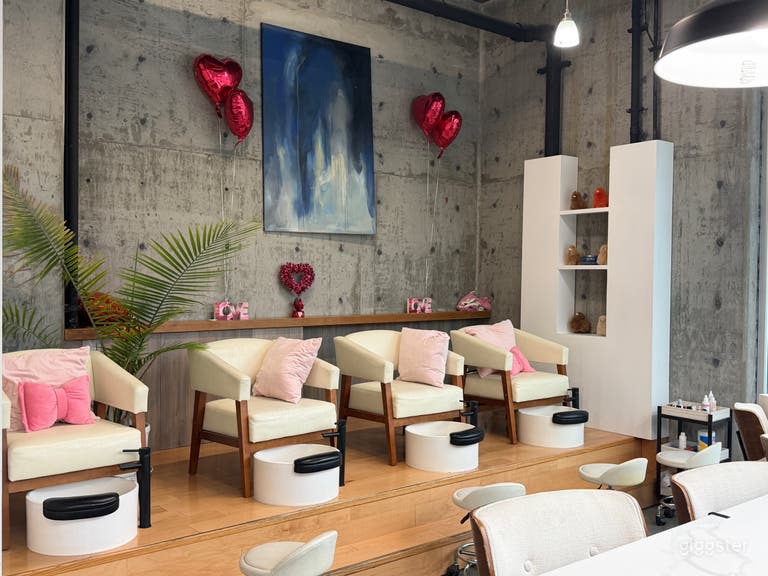  Salón de uñas moderno con abundante luz natural y diseño abierto 