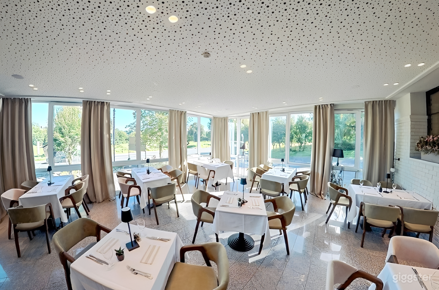 Moderner Konferenz- und Besprechungsraum im Restaurant Foto 4