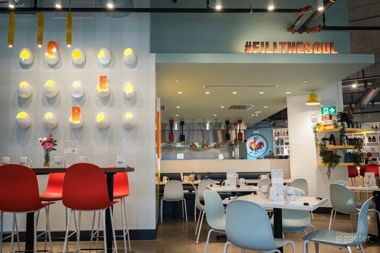  Le design intègre une ambiance chaleureuse et confortable, tandis que la disposition générale reste ouverte et spacieuse, permettant une circulation aisée dans le restaurant. 
