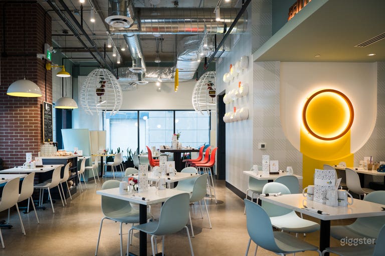  OEB Liberty Village est chaleureux, accueillant et élégant, avec un mélange d'éléments modernes et rustiques. L'espace a une ambiance cosy mais haut de gamme, avec un mélange d'accents en bois, de murs en briques apparentes et de touches industrielles comme des luminaires en métal et des tabourets de bar élégants. 