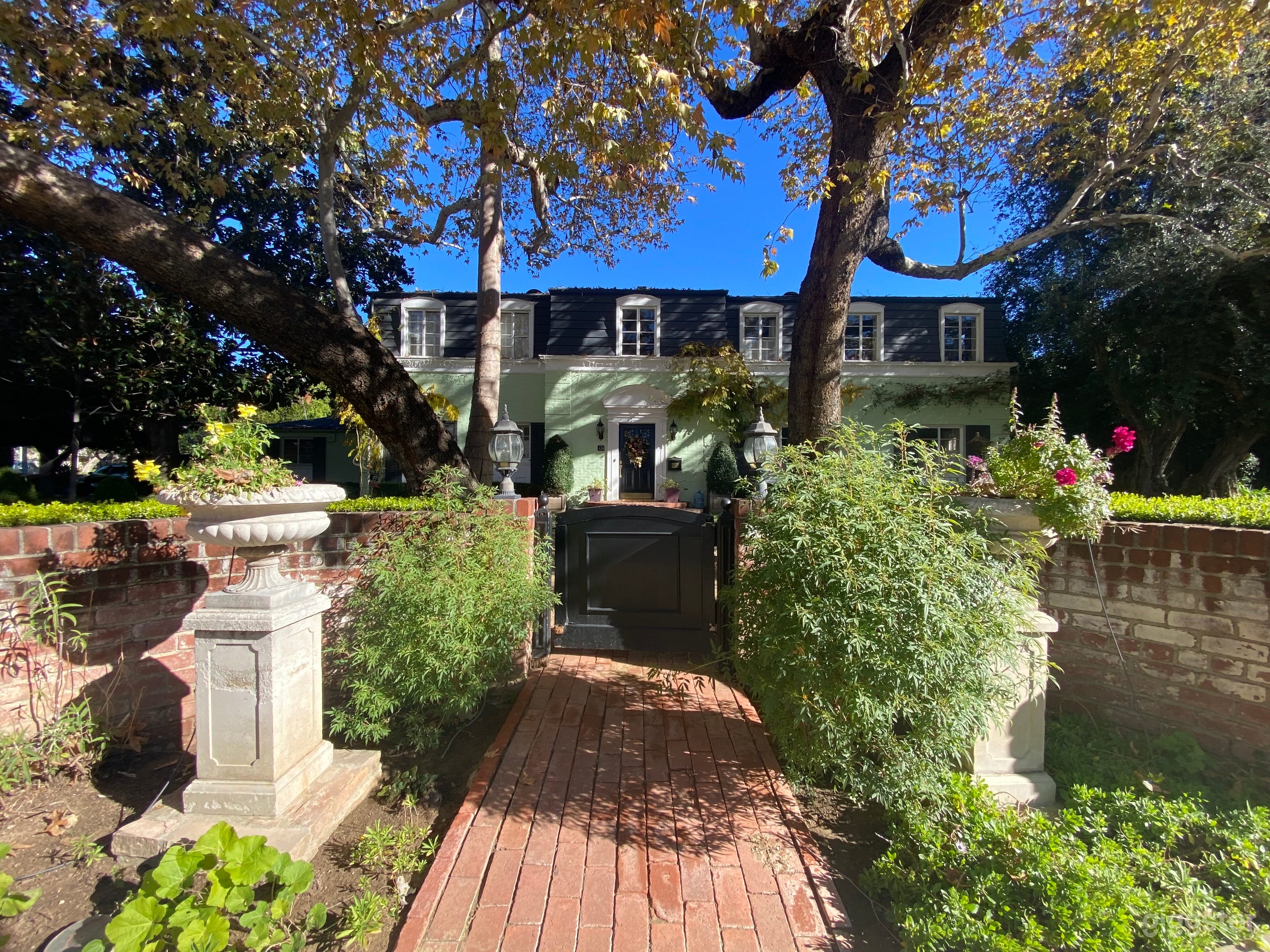 French Colonial with huge yard near the Rose Bowl Photo 3